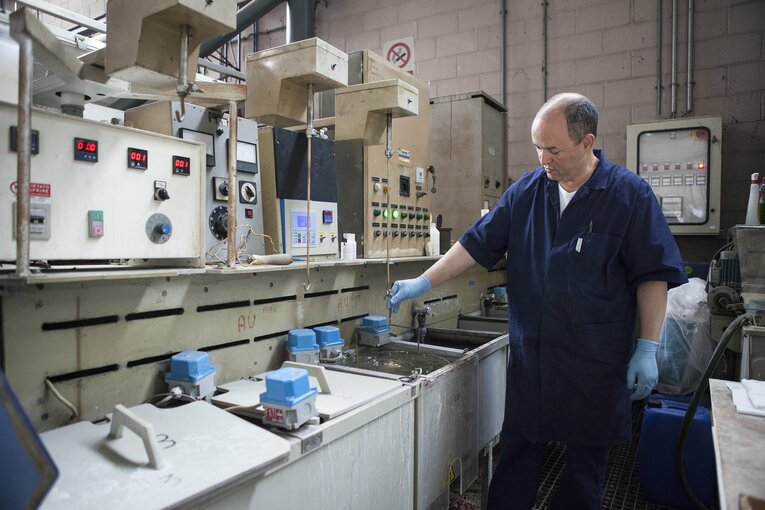 W杯トロフィー「門外不出の製造過程」を特別に撮った…4代目女性社長いわく「情熱が工房の隅々にまで息づいています」(20)