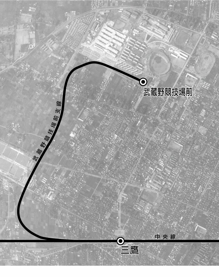 1956年の三鷹駅周辺の航空写真。三鷹駅から武蔵野競技場前まで線路がつながっていた。球場は当時すでにプロ野球の試合では使われていなかった　出典：国土地理院の空中写真