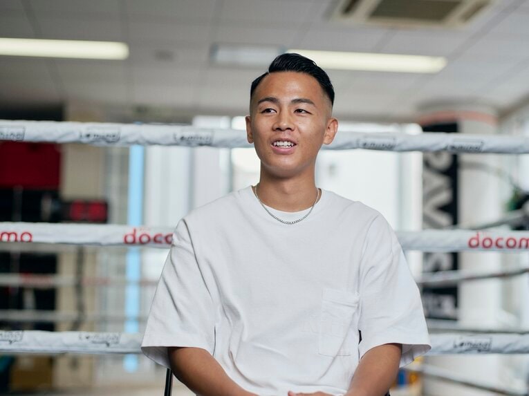 大橋ジムで取材に応じるWBO世界バンタム級王者の武居由樹（2024年） ©Yuki Suenaga