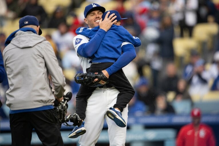 【“大谷とおともだち”長男チャーリー君とフリーマンの始球式】（全10枚中の9枚目）　©Nanae Suzuki