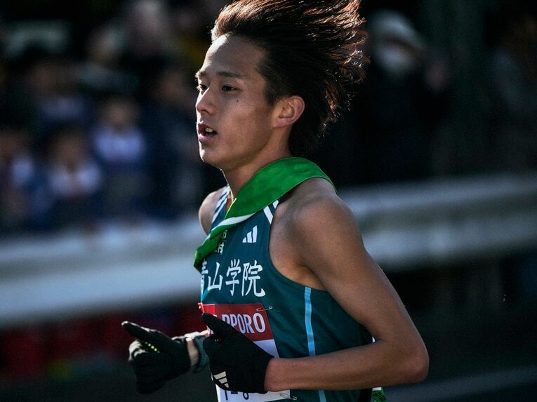 8区を走った塩出は荒巻の力水を受け、見事に区間記録を更新。右腕に「★7」のマークも　©Yuki Suenaga