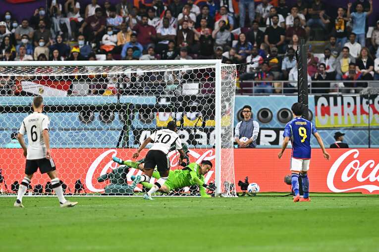 ニャブリのシュートをストップする権田修一　©Takuya Kaneko/JMPA