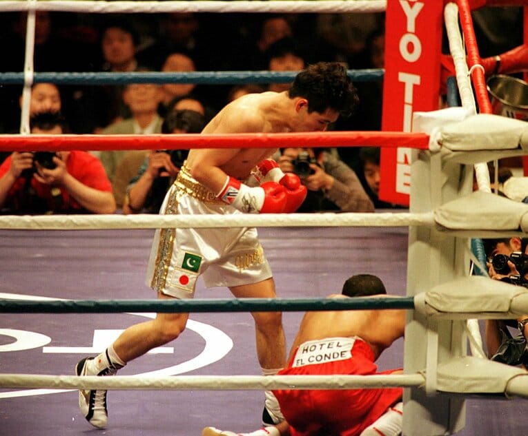 強打でダウンを奪う坂本博之　©Koh Tanaka