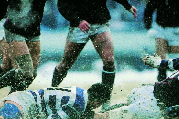 明治・吉田のタックルに雪が飛散。早明双方の懸命なタックルが光った　©Masuji Yamaguchi