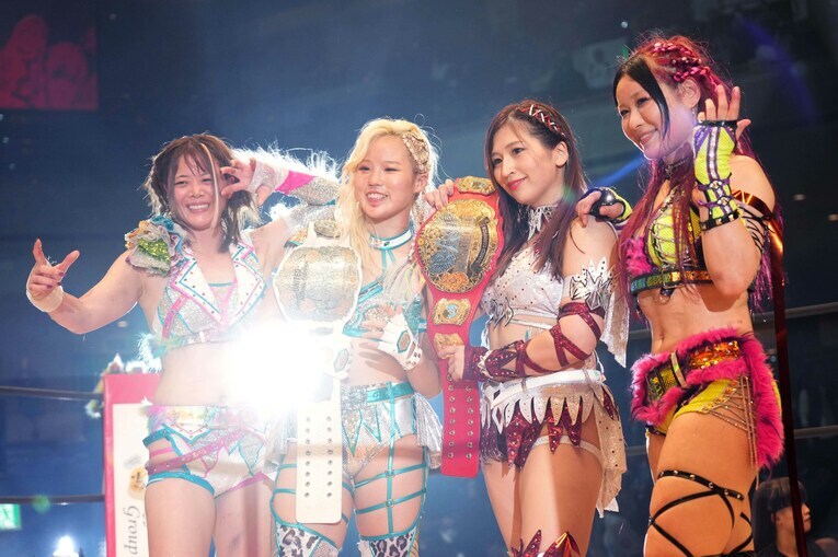 新王者となったビクトリア弓月、青野未来と記念写真に収まる岩谷麻優とイヨ・スカイ　©Essei Hara