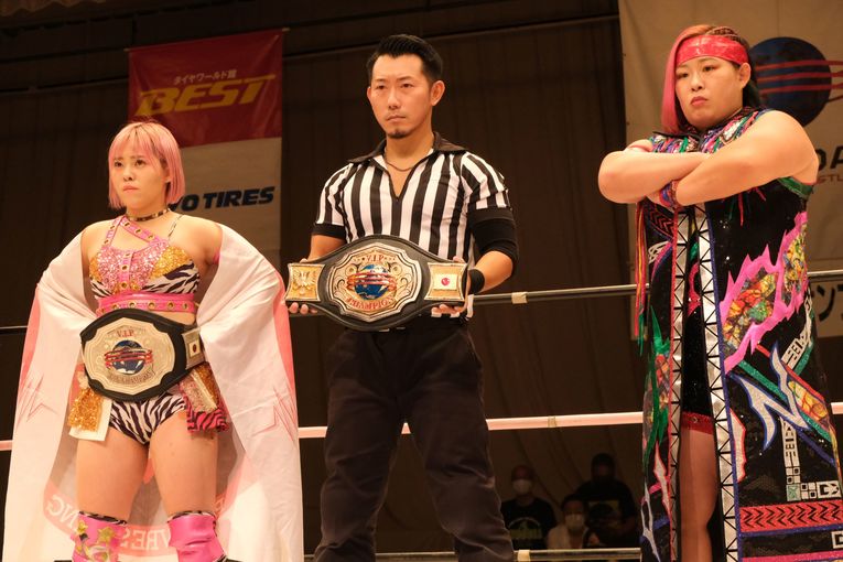 メインイベントでは、シングル王座をかけた橋本千紘（右）vs.桃野美桜が行われた©Norihiro Hashimoto