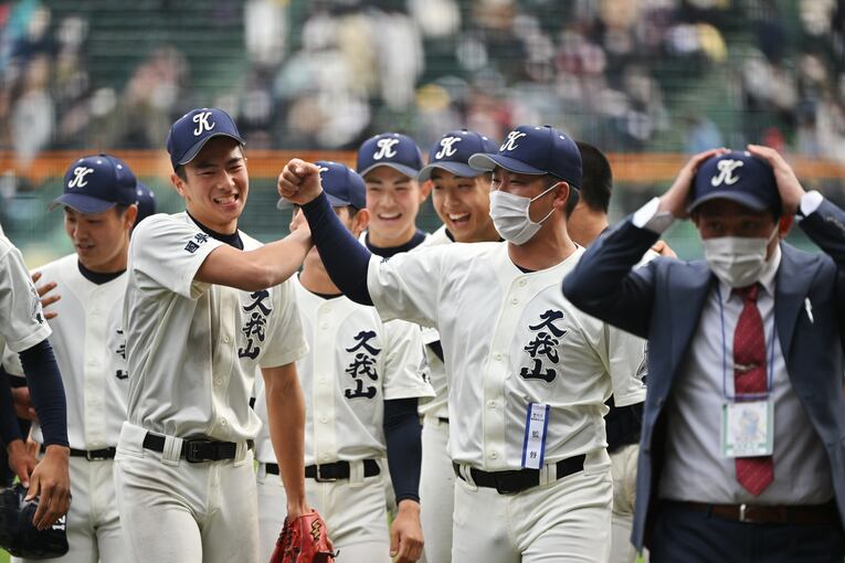 センバツ準々決勝で星稜を下し、肘タッチする尾崎監督と4番・下川辺隼人 ©Hideki Sugiyama