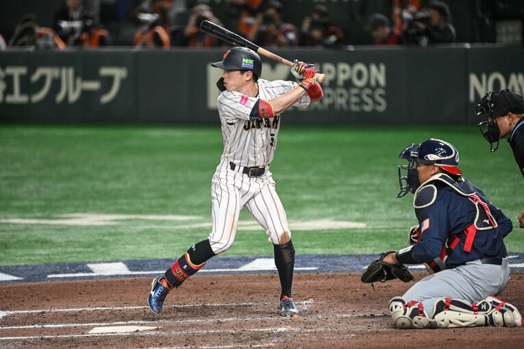 プレミア12米国戦、8回の打席に立つ五十幡亮汰　©Nanae Suzuki