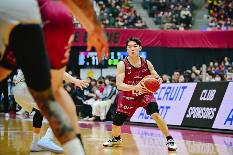 初挑戦のBリーグで存在感を見せる岡田のプレー　©B.LEAGUE