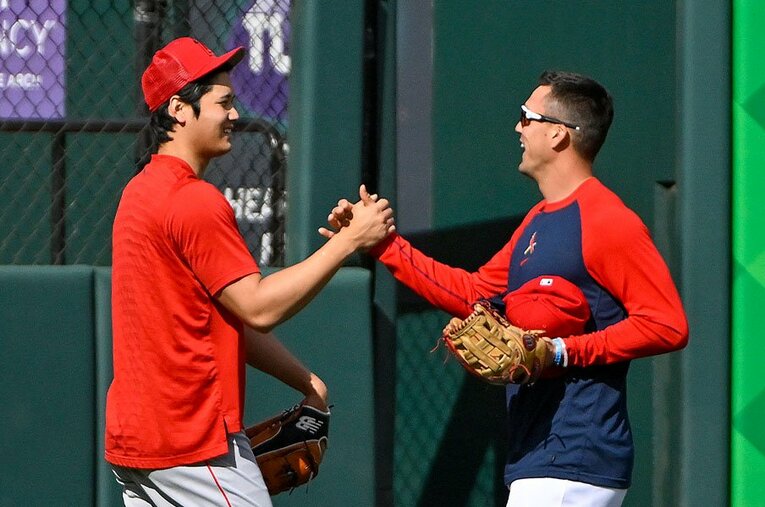 初対戦も実現した大谷翔平とラーズ・ヌートバー。試合前には笑顔で談笑　©JIJI PRESS