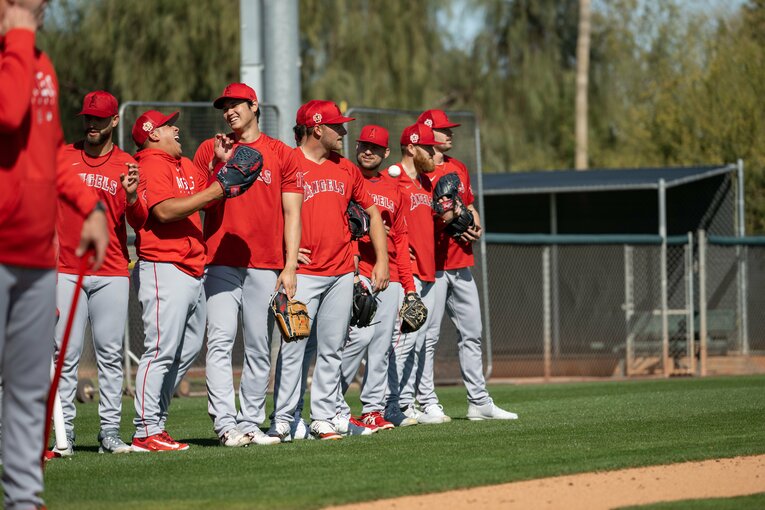 ベネズエラのホセ・スアレス投手と談笑する大谷　©Nanae Suzuki