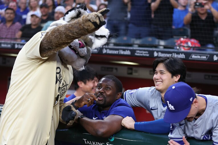 ダイヤモンドバックスのマスコット「バクスター・ザ・ボブキャット」の訪問にニッコリ　©Getty Images