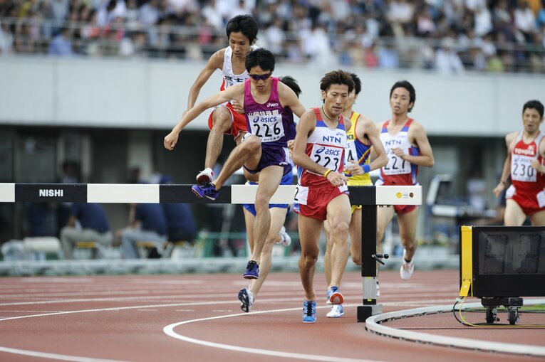 障害を飛び越える篠藤淳（山陽特殊製鋼）　©Asami Enomoto