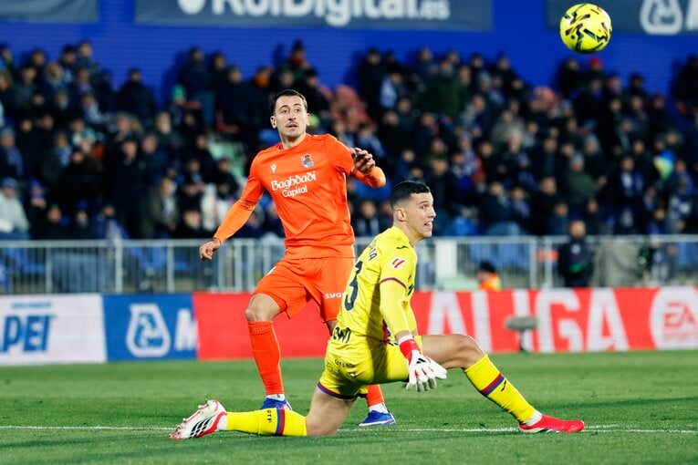 「バモーース！！」久保建英“劇的アシスト”に味方GKが敵陣ゴール付近まで…仲間は絶叫、新監督からハグ「ガッツと勝利の欲求」が窮地ソシエダを救う(9)