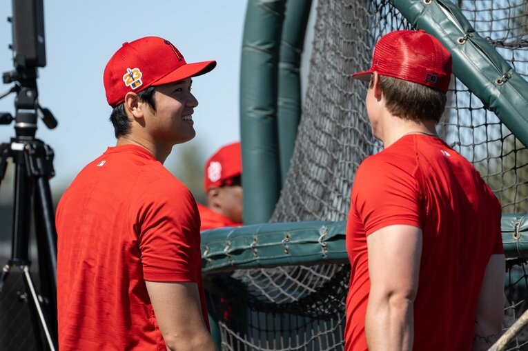 そのフォームをチームメイトに見せていた大谷（7/7）©Nanae Suzuki