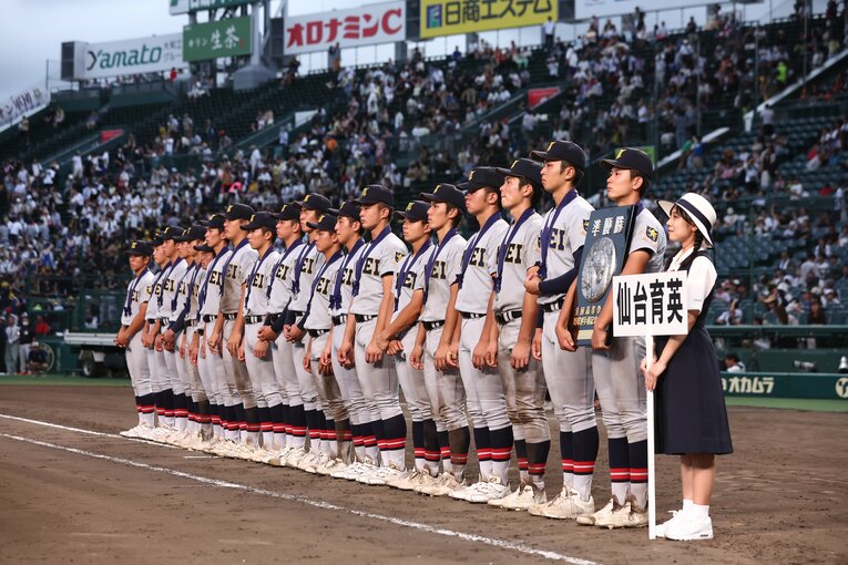 準優勝を果たした仙台育英ナイン　©JMPA