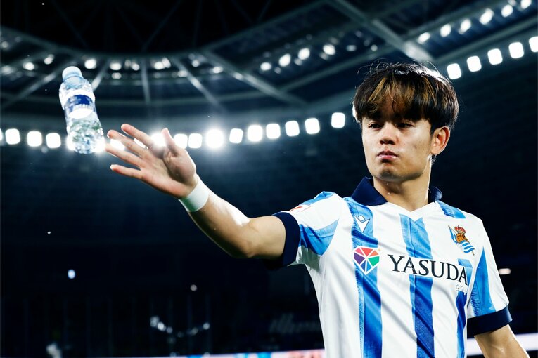 【テレビに映らないクボの素顔】ドリンクをポイッと　©Daisuke Nakashima