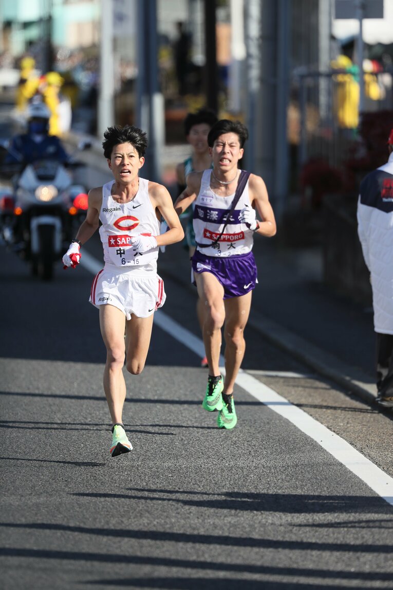 2区終盤の競り合い　©JMPA