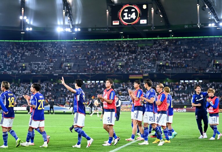 「ドイツ1－4日本」の電光掲示板と日本代表の選手たち　©Getty Images