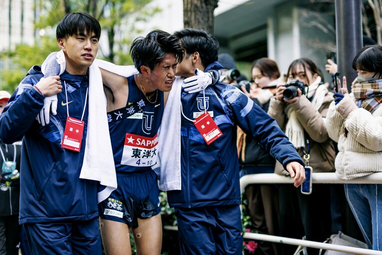 9位でゴールに飛び込んだ薄根。4年生の石田（左）らに迎えられた　©︎Kiichi Matsumoto