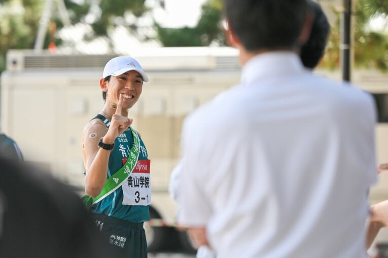 出雲駅伝のレース前、原晋監督と談笑する鶴川　©Nanae Suzuki