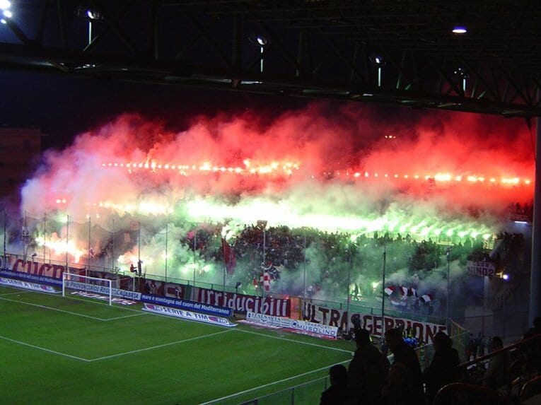 実録・無法ウルトラスに潜入（1）「火薬のデパート」と化すゴール裏。(2)