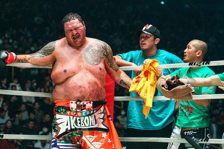 負傷判定負けでリベンジは叶わず。曙は悔しそうな表情を浮かべる　©RIZIN FF Susumu Nagao