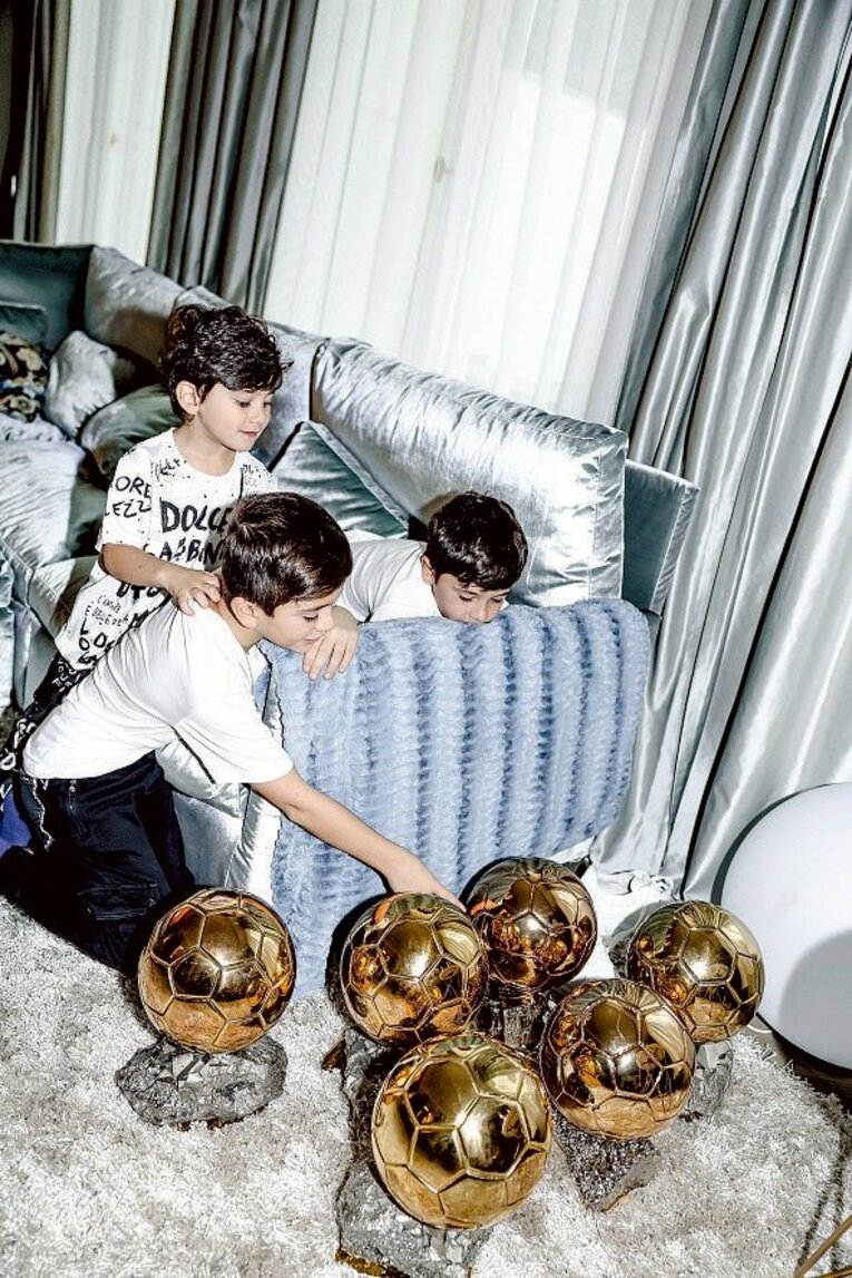 世界中のサッカープレイヤーの最高の栄誉たるトロフィを前に、無邪気に喜ぶメッシの子どもたち