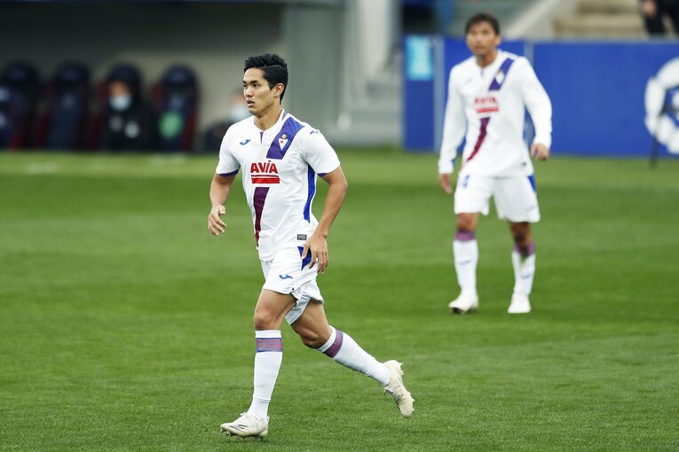 乾貴士が神トラップ＆岡崎慎司に友情の平手打ち!? 武藤嘉紀との“ロシアW杯組”3ショット写真も(11)