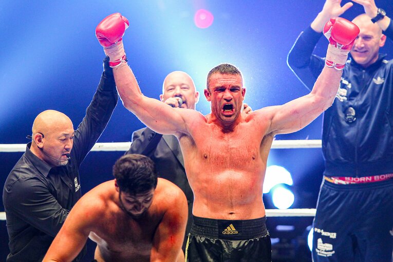 2013年5月、『GLORY 8 TOKYO』でジャマール・ベン・サディックにKO勝ち　©Susumu Nagao