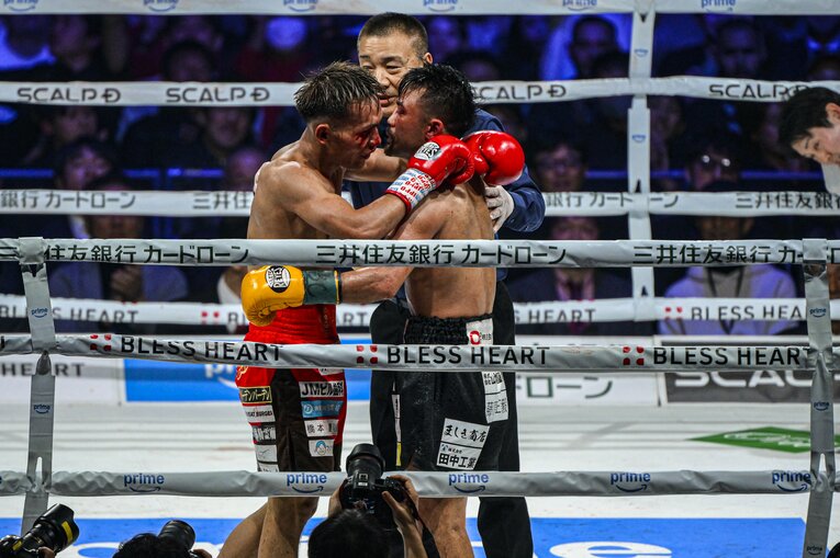 健闘を称え合う堤聖也と比嘉大吾　©Takuya Sugiyama