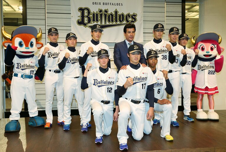 オリックスの新人選手入団発表記者会見。森脇浩司監督（中央）と記念撮影する新入団選手。左端から、鈴木優、西野真弘、斉藤綱記、佐野皓大、山崎福也、宗佑磨、高木伴、坂寄晴一、小田裕也　©︎JIJI PRESS