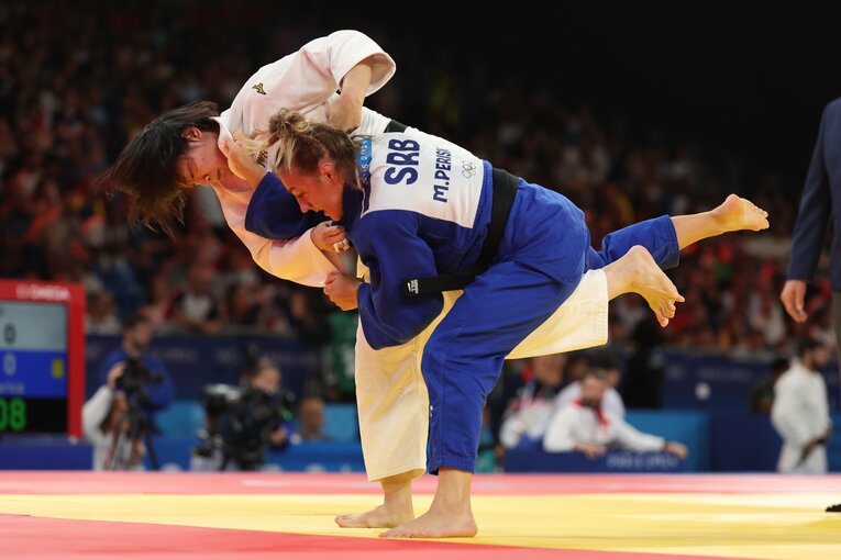 混合団体戦、準々決勝セルビア戦の新添左季　©Tetsuya Higashikawa/JMPA