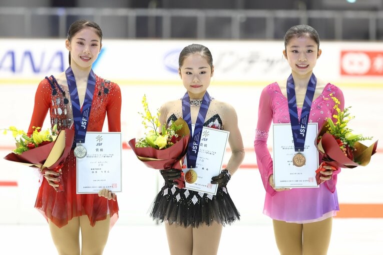 全日本ジュニアを13歳で制した島田真央（中央）。銀メダルは住吉りおん（右）、銅メダルは今回のミラノ・コルティナ五輪で4位入賞した千葉百音（右）©️AFLO