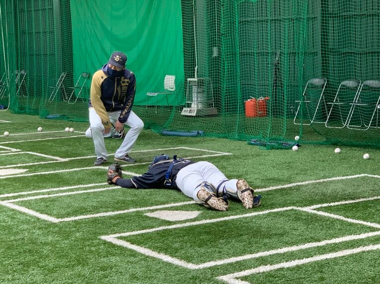 中嶋監督（左）が見守る中、ブロッキング練習でコーチからノックを受ける森友哉　©︎Noriko Yonemushi