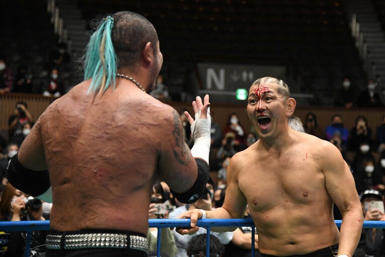 葛西純の攻撃で流血した鈴木みのる