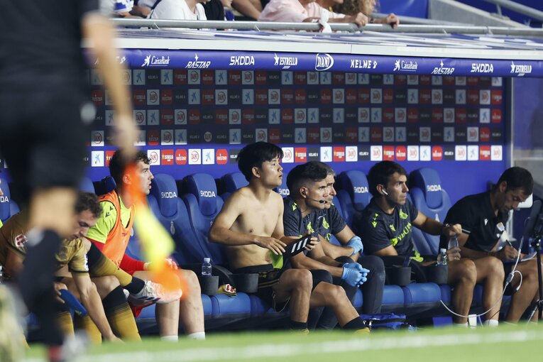 「試合前…笑顔だったのに」久保建英“怒りのゴラッソ物議パフォ”長年追うカメラマンが間近で見た全事実「仲間は振り払われてもハグ」(10)