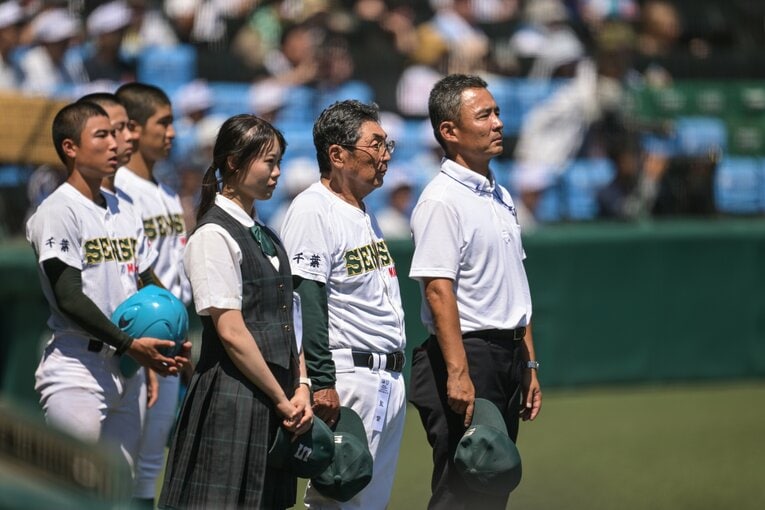 専大松戸高・持丸監督（右から2人目）　©Nanae Suzuki