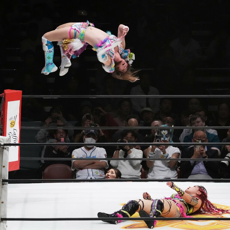 岩谷麻優のムーンサルトプレス　©Masashi Hara