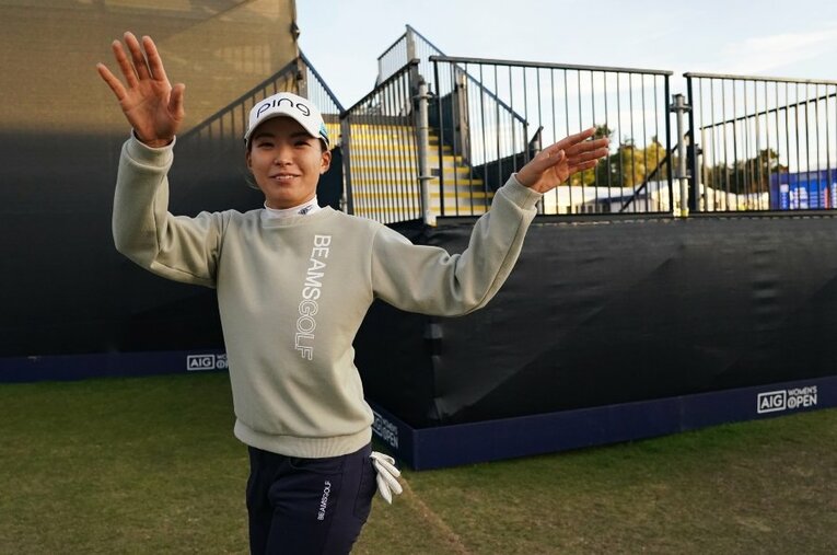 試合後、報道陣に向けて笑顔で手を振る渋野日向子。3年前の再現を逃すも、最終日まで優勝争いに加わって大会を盛り上げた ／ photograph by Shizuka Minami