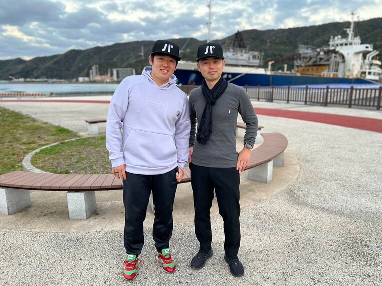 1月、奄美大島の自主トレ中の松井裕樹（左）を訪ねたサカモト氏