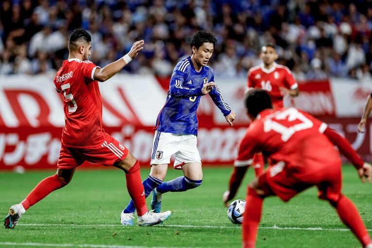 23年6月、ペルー戦での鎌田の「鬼キープとゲームメーク」（全4枚中の4枚目）©Kiichi Matsumoto