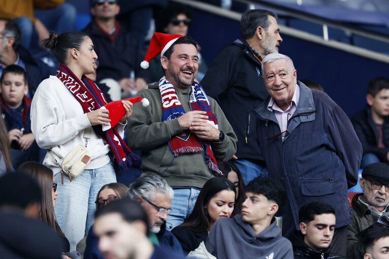 クリスマスを一足早く先取りしたファッションのファンの姿も　©Daisuke Nakashima