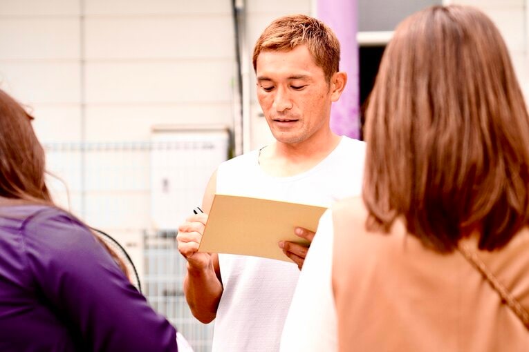 練習後、サポーターのサインに応じる青山敏弘　©︎Atsushi Iio