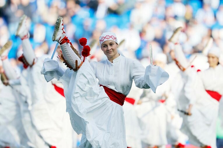 キックオフ前の踊りでは、脛周りに取り付けられた鈴がステップとともに鳴り響いた　©Daisuke Nakashima