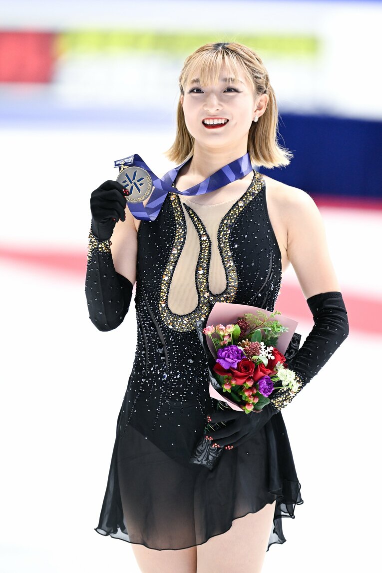 全日本選手権表彰式の坂本花織　©︎Asami Enomoto