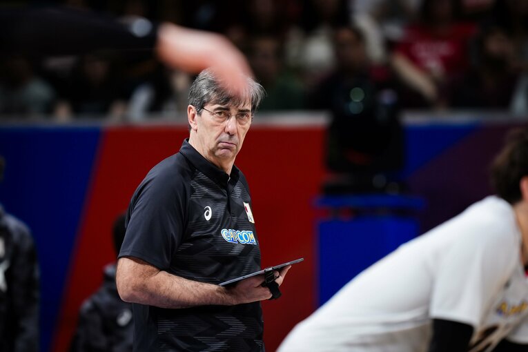 フィリップ・ブラン監督（VNLフランス戦）　©︎Volleyball World