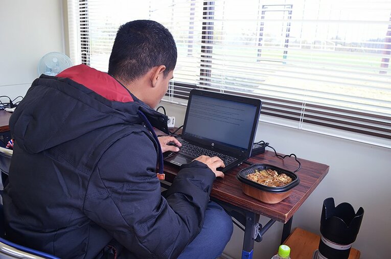 お昼は牛丼が定番。 ／ photograph by Toshihide Ishikura