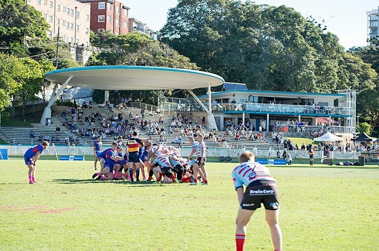 おどろくほど「ゆるい」空気の中でラグビーの試合が続く。日常に溶け込む、とはこういうことなのかもしれない。 ／ photograph by Miho Watanabe