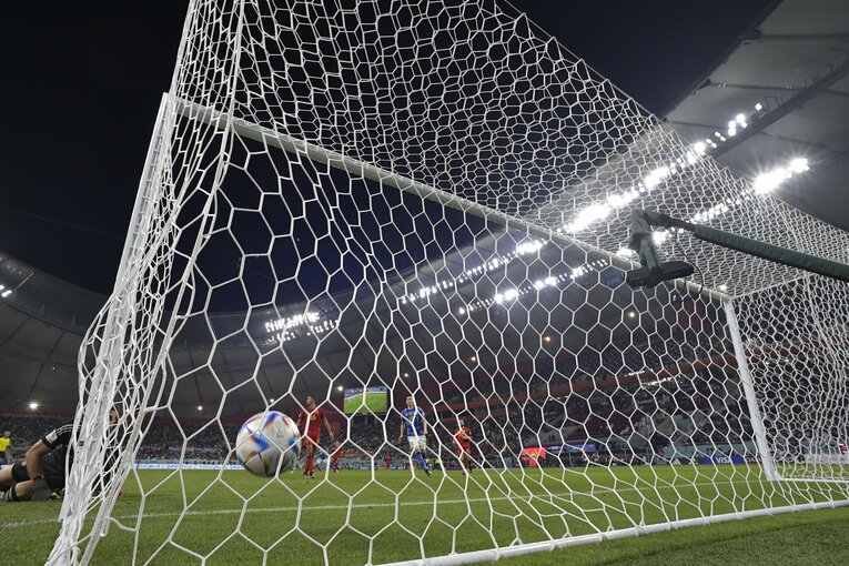 堂安のゴールシーン、ゴール裏からの角度から　©Koki Nagahama/JMPA